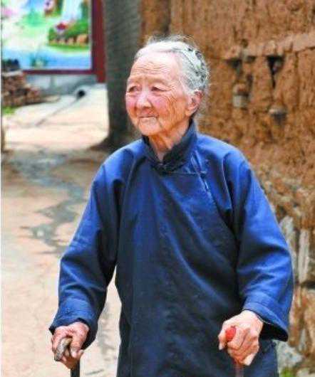 农民以前交公粮，一样当兵，一样生一个孩子