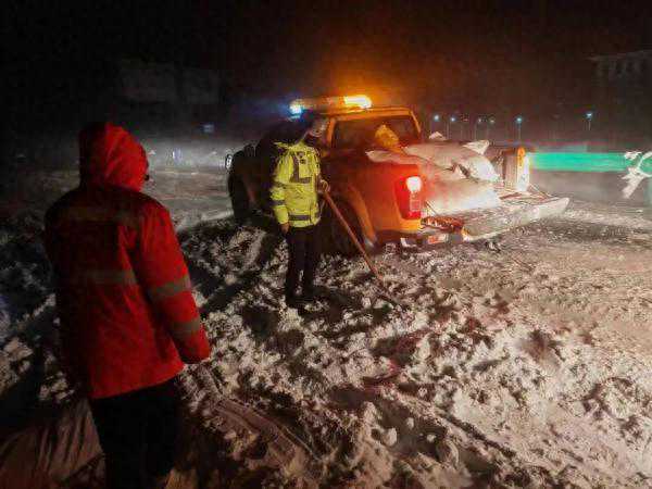 雪夜被困海拔4829米山顶，青海警方紧急救援