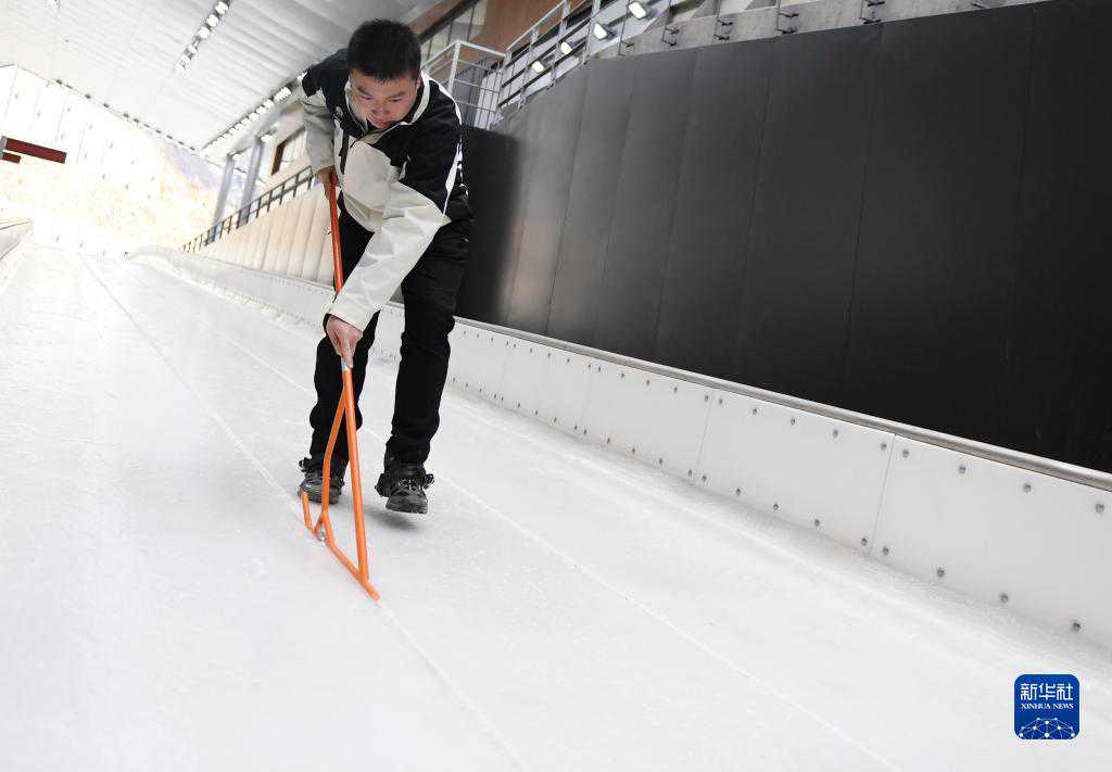 零下20度，他们热得穿短袖干活——中国制冰师护冰“雪游龙”