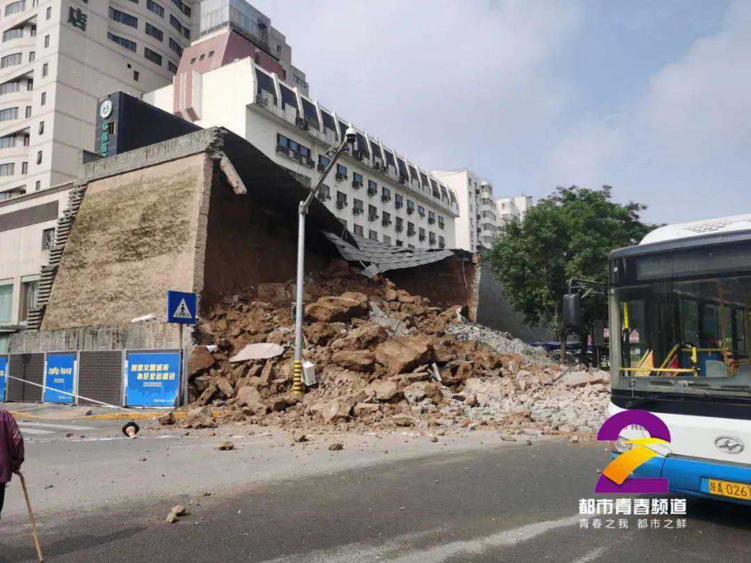 西安明秦王府一处城墙坍塌，多车受损