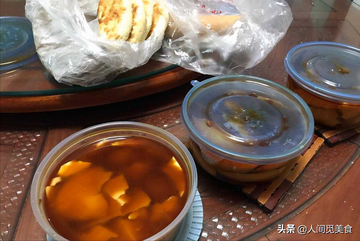 山东县城的豆腐店，一天卖出1600碗，回头客多，凌晨1点还挤满人