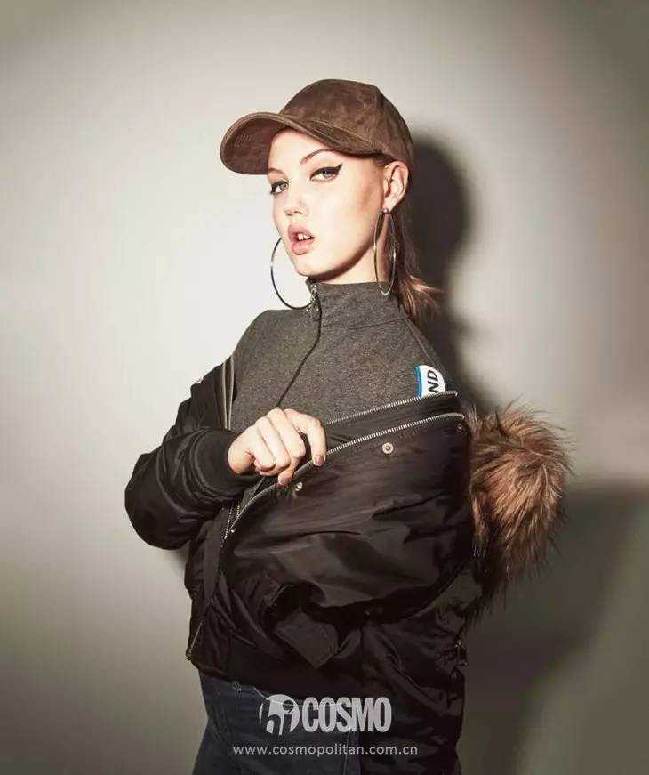 深衣：中国早期服饰之一，既是中国的服饰形制也是思想文化的体现