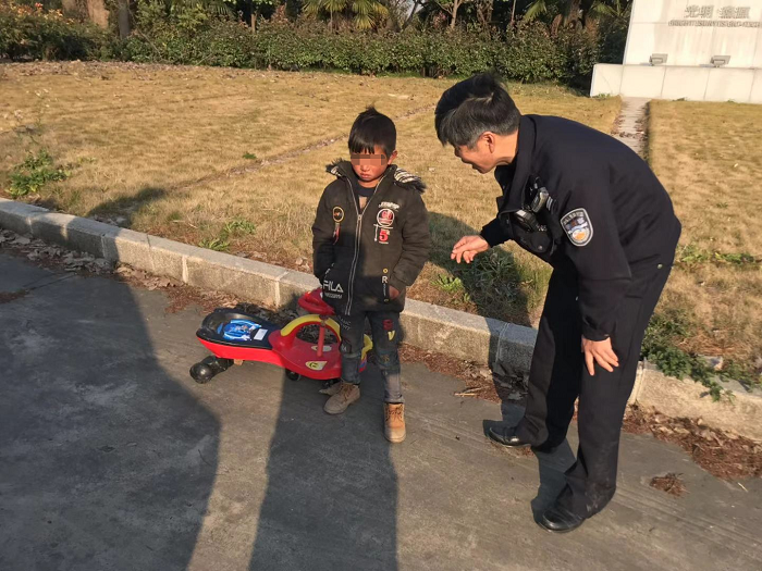 8岁男孩独自驾驶“摇摇车”离家8公里，家长发现时孩子已被民警接回派出所