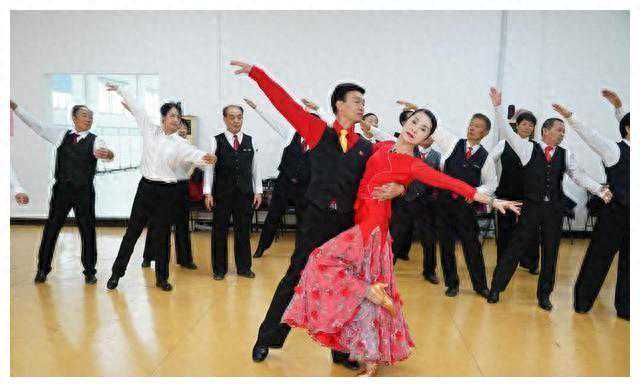“交谊舞”灰色交易！每天不停地跳，跳到破产？各种套路大开眼界