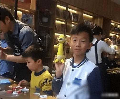 小学生翻出母亲的“阿依莲”，开始试穿，90后家长记忆被打开