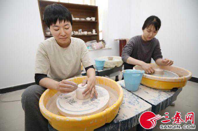 90后女孩无负债却极度节俭 爱陶艺的她挣钱“浇灌”梦想
