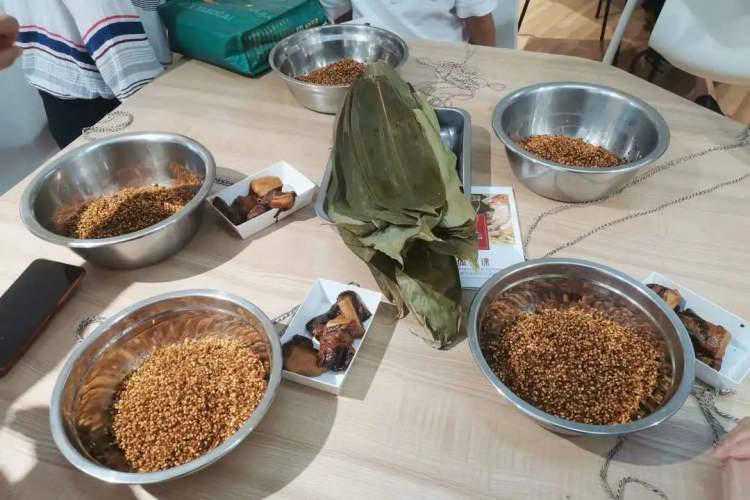 一折叶二填料三裹馅四捆线！老字号非遗点心师手把手教你包肉粽