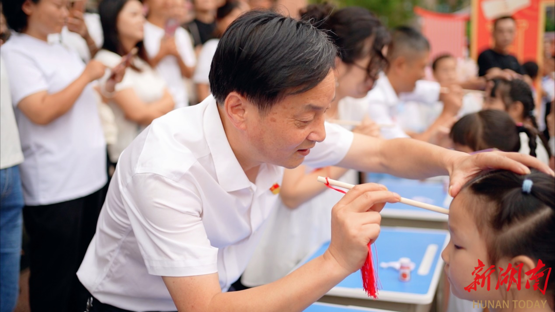 朱砂点智、敲鼓明智、拜师礼……大通湖区河坝镇中心完小开学典礼好“有戏”!