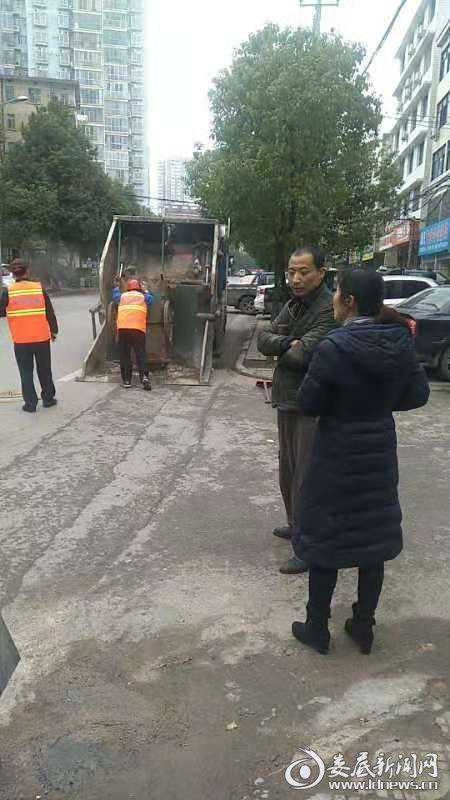 娄底市环卫处联合市民现场共解垃圾收集点问题