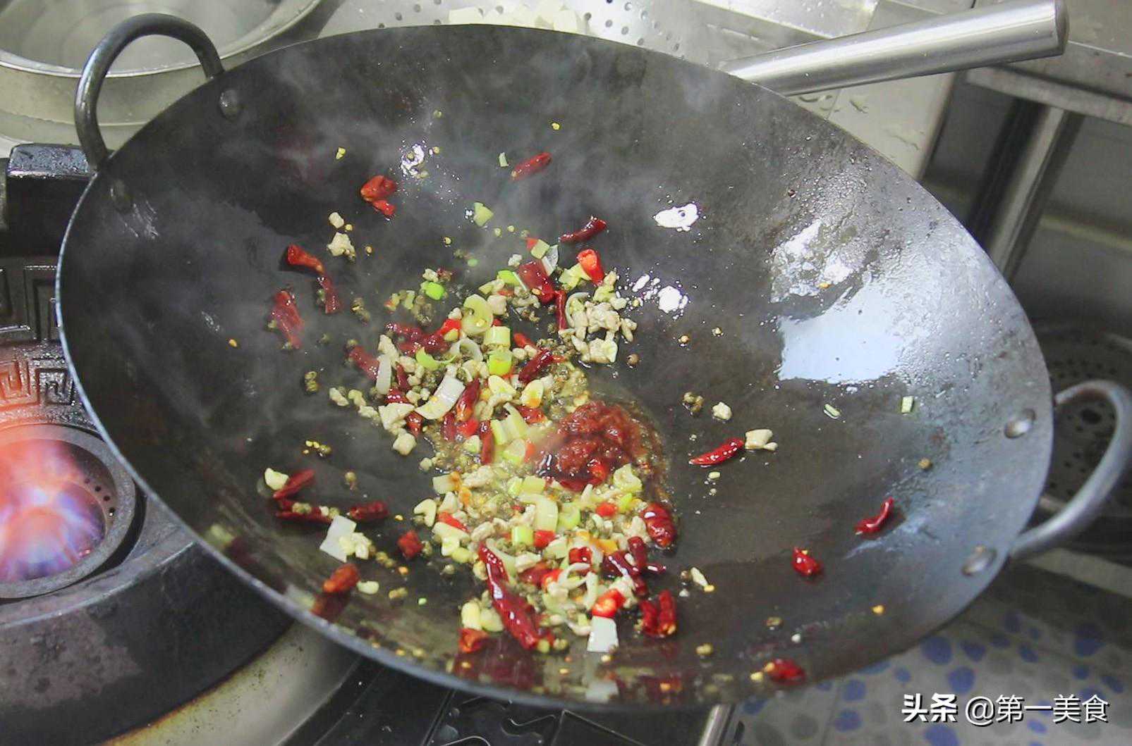 “麻婆豆腐”家常做法，嫩而不碎，原来有技巧，厨师长的拿手菜